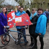 Team Utrecht brengt het puzzelstuk per fiets.JPG